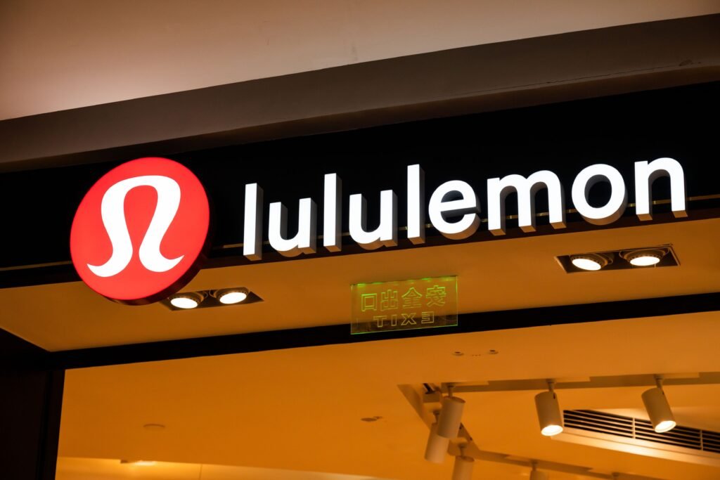 imgi_89_lululemon-logo-1579633707